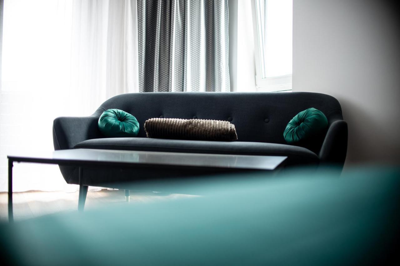 Vanity Apartment *